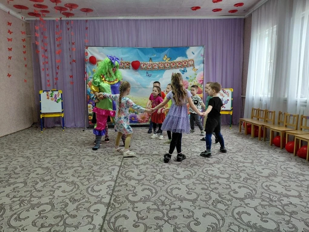 С днем рождения, двойняшки,
Красотульки, обаяшки,
Будьте вы всегда здоровы,
Позитивны и весёлы!

Что