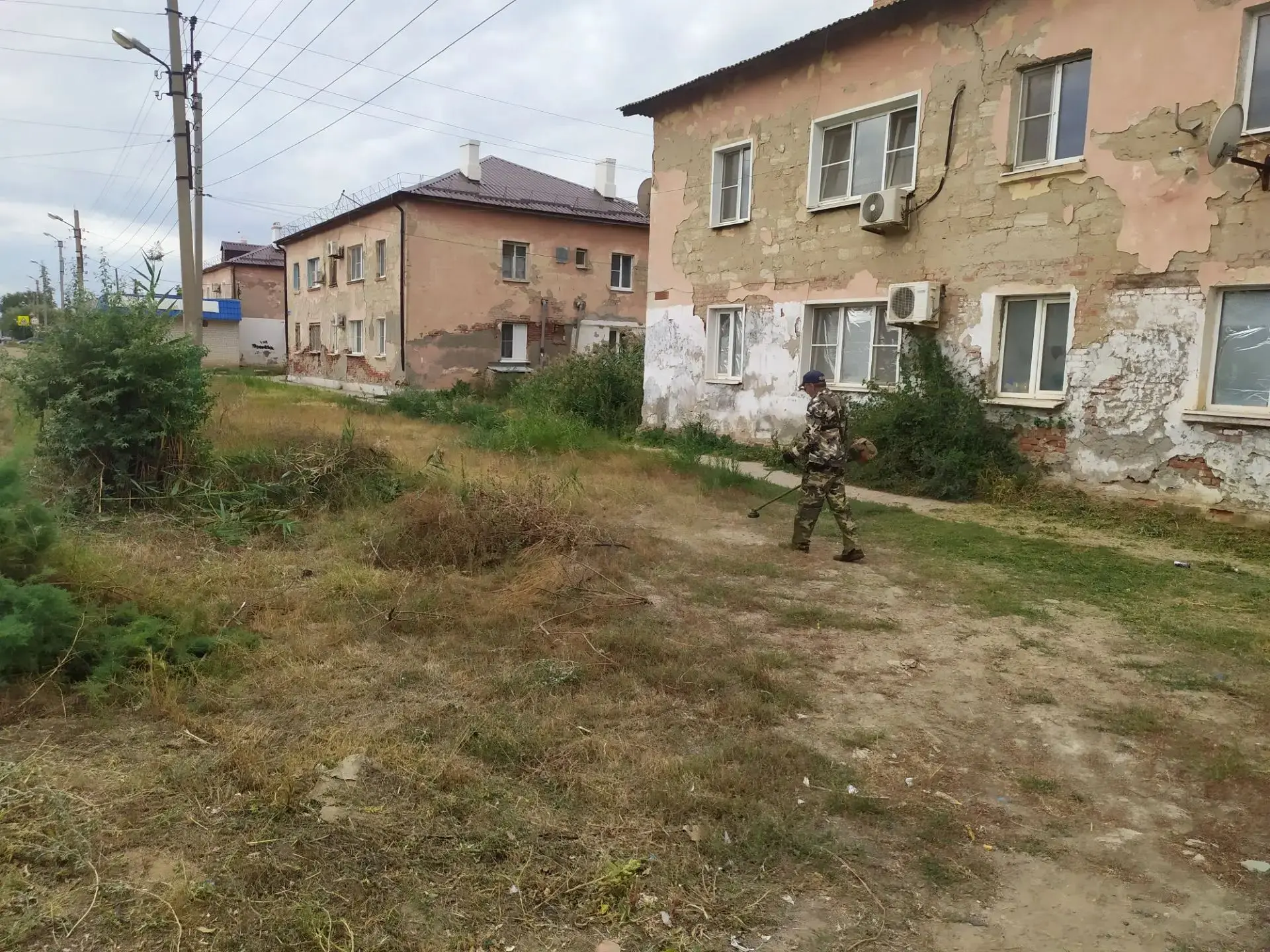 В Трусовском районе согласно графику ведутся работы по скосу сорной растительности. Зач...