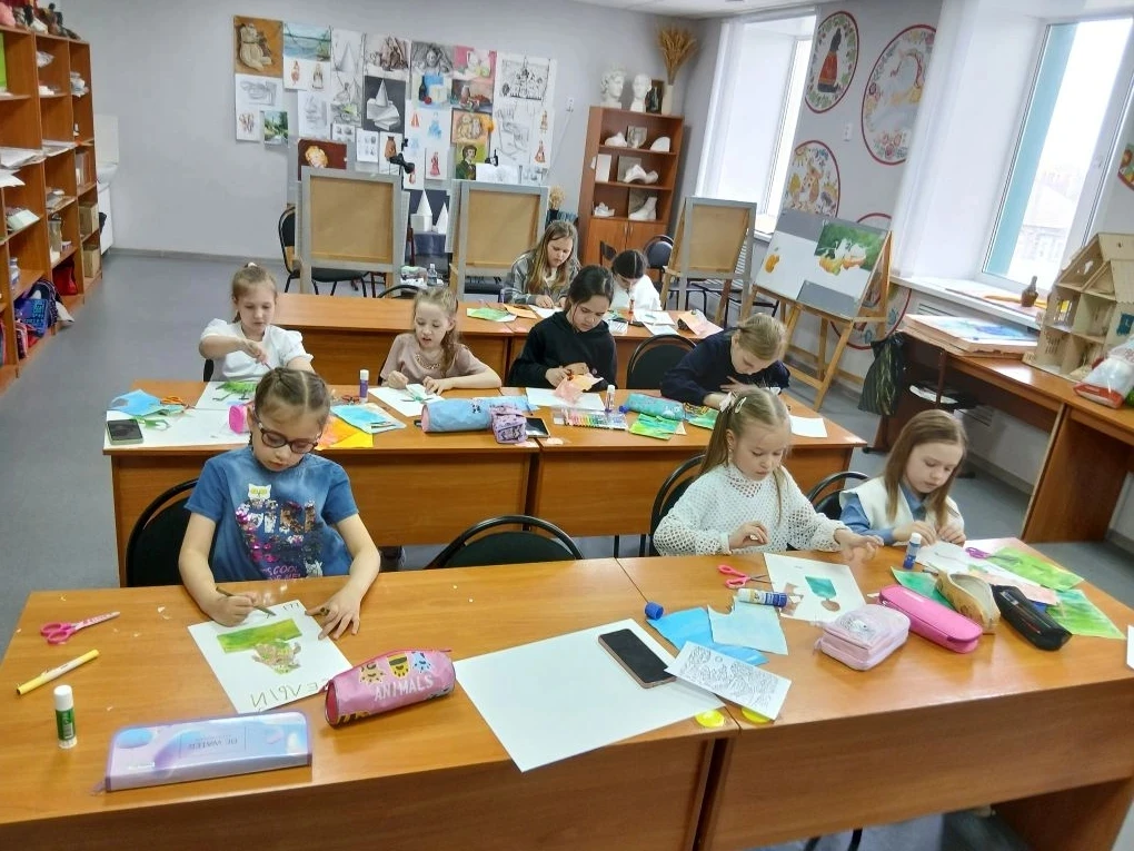 В детской школе искусств на декоративно-прикладном отделении прошёл увлекательный масте...