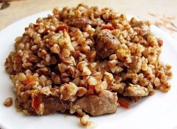 Обеденное блюдо — гречка в купеческом стиле!
🔸Энергетическая ценность на 100 грамм — 131,23 ккал🔸Б