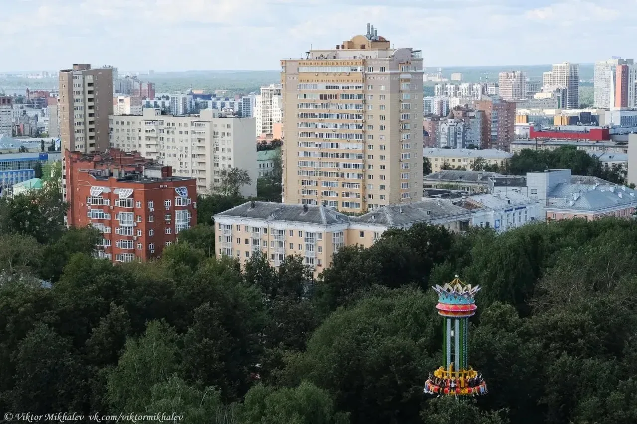 Аттракцион над зелёным морем