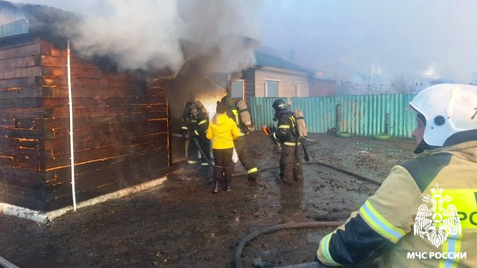 🔥 В Мариинске ликвидирован пожар в жилом доме  Мариинске загорелся двухквартирный жилой дом. На моме