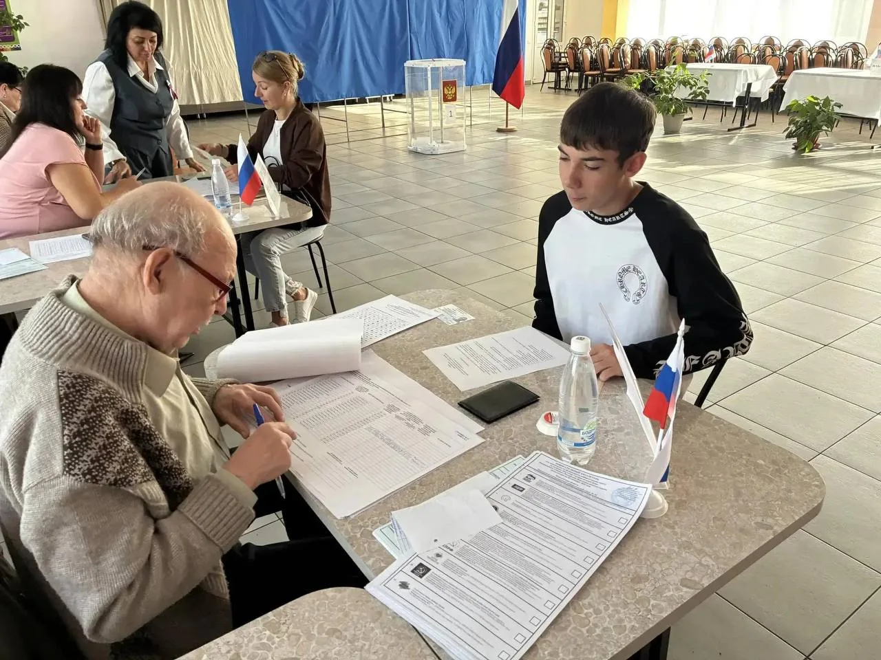 🗳 Старейший член избиркома встретил впервые голосующего