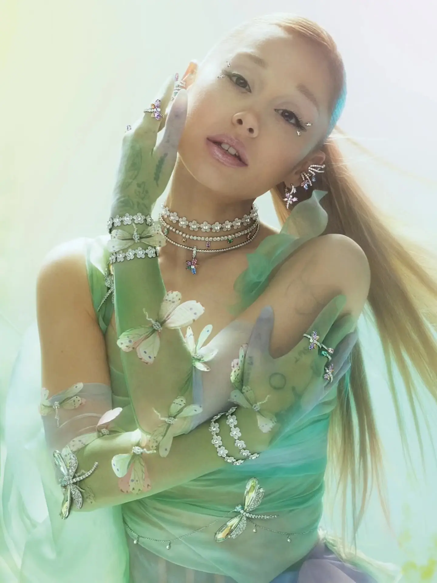🦋 Ариана Гранде выпустила коллекцию украшений совместно с брендом Swarovski