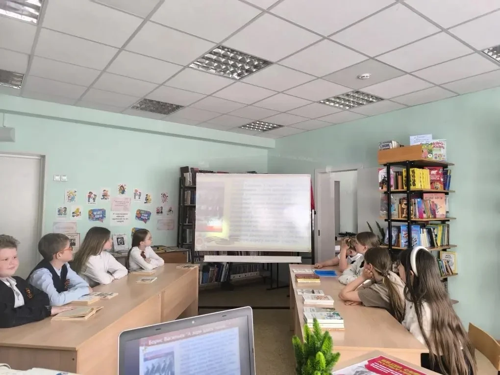 В школьной библиотеке состоялось заседание литературного клуба. Прошел обзор книг о вой...