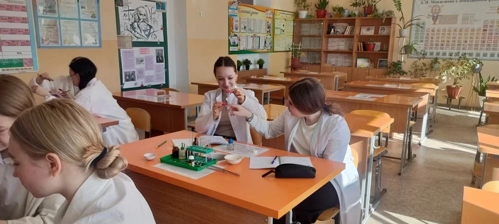 🧪 От теории к практике: Химические свойства металлов   ✔️На уроке химии в 11 классе ребята провели и