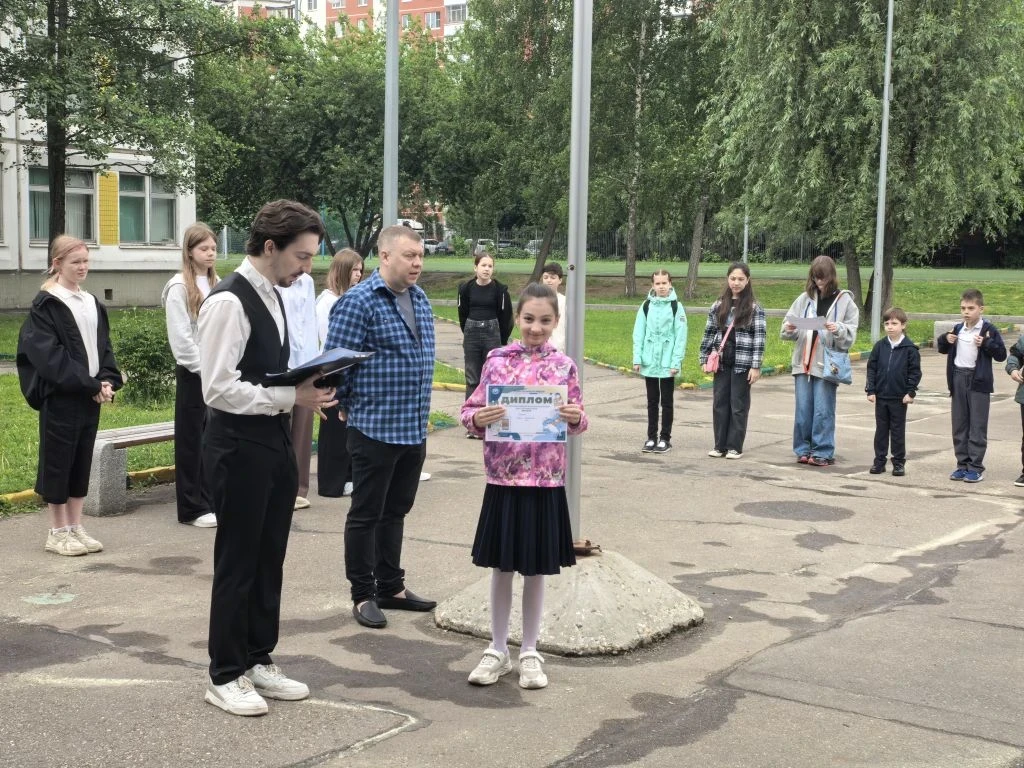 ЦЕРЕМОНИЯ ПОДНЯТИЯ ФЛАГА  🇷🇺 Новая учебная неделя по традиции началась с торжественной церемонии под