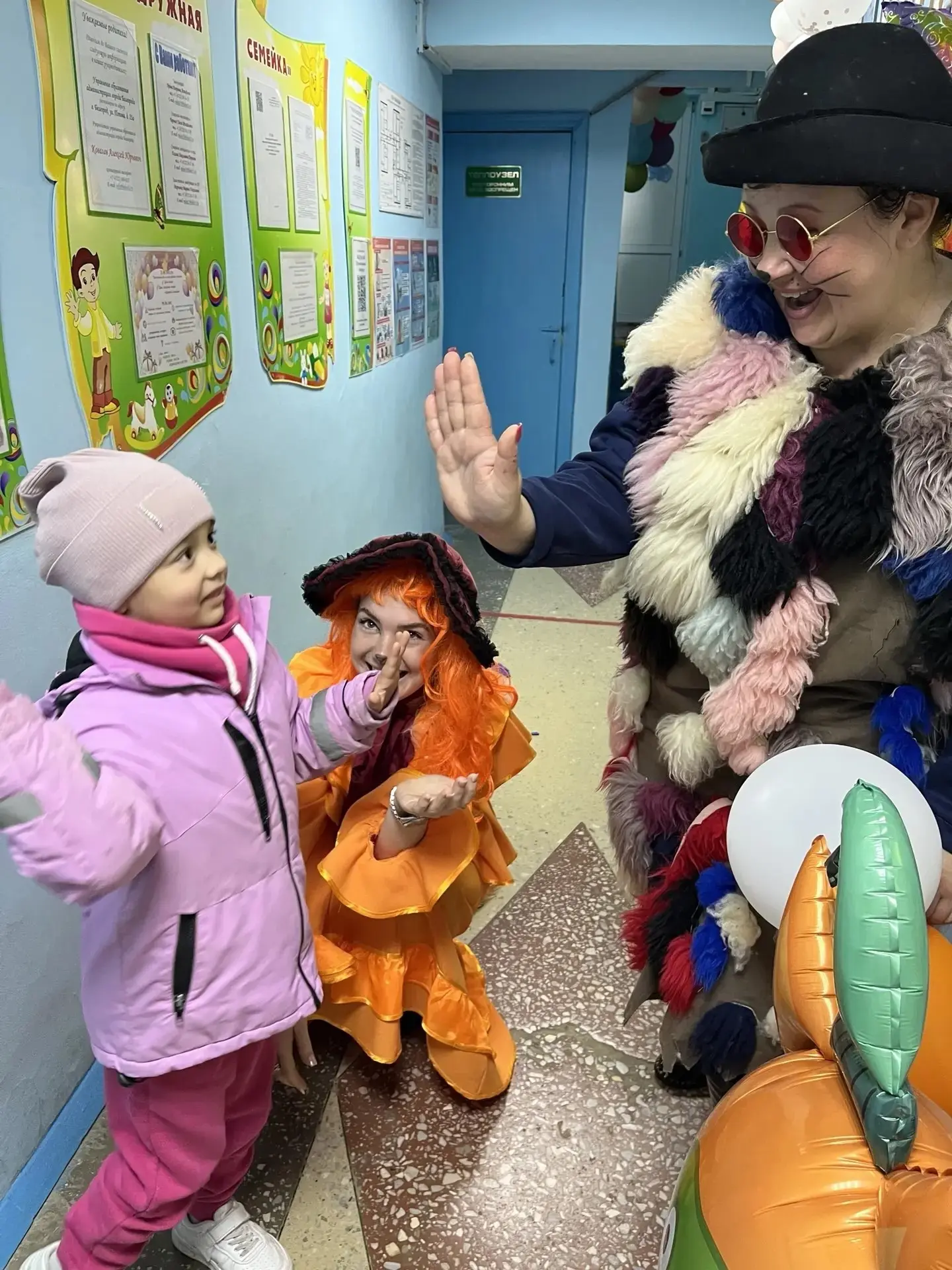 Сегодня в нашем детском саду царила настоящая праздничная атмосфера - мы "Дружной семей...