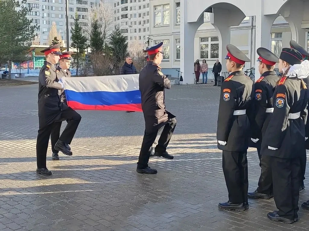 🇷🇺 Равнение на флаг!  Начинаем новую рабочую неделю с торжественной церемонии выноса Государственног