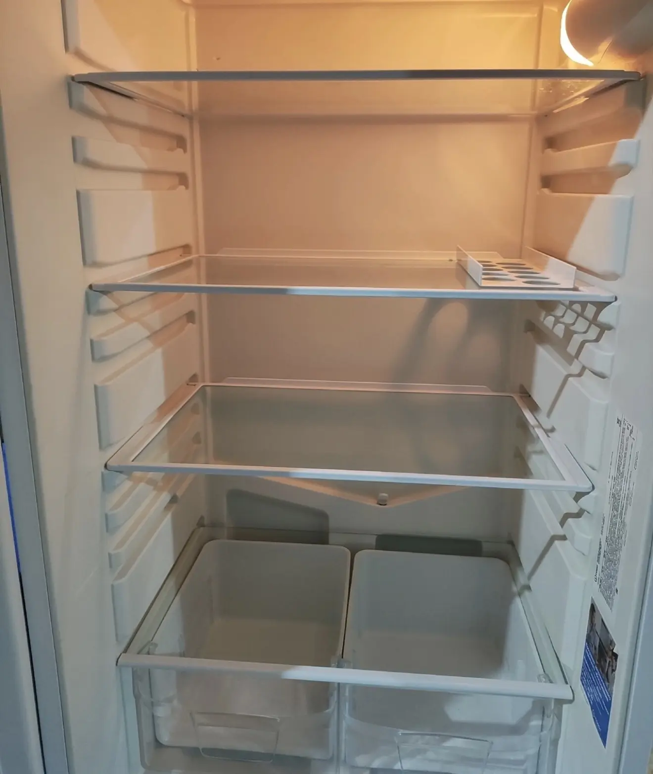 Продам холодильник indesit в хорошем состоянии. Высота 185. Цена 15000. Торг.