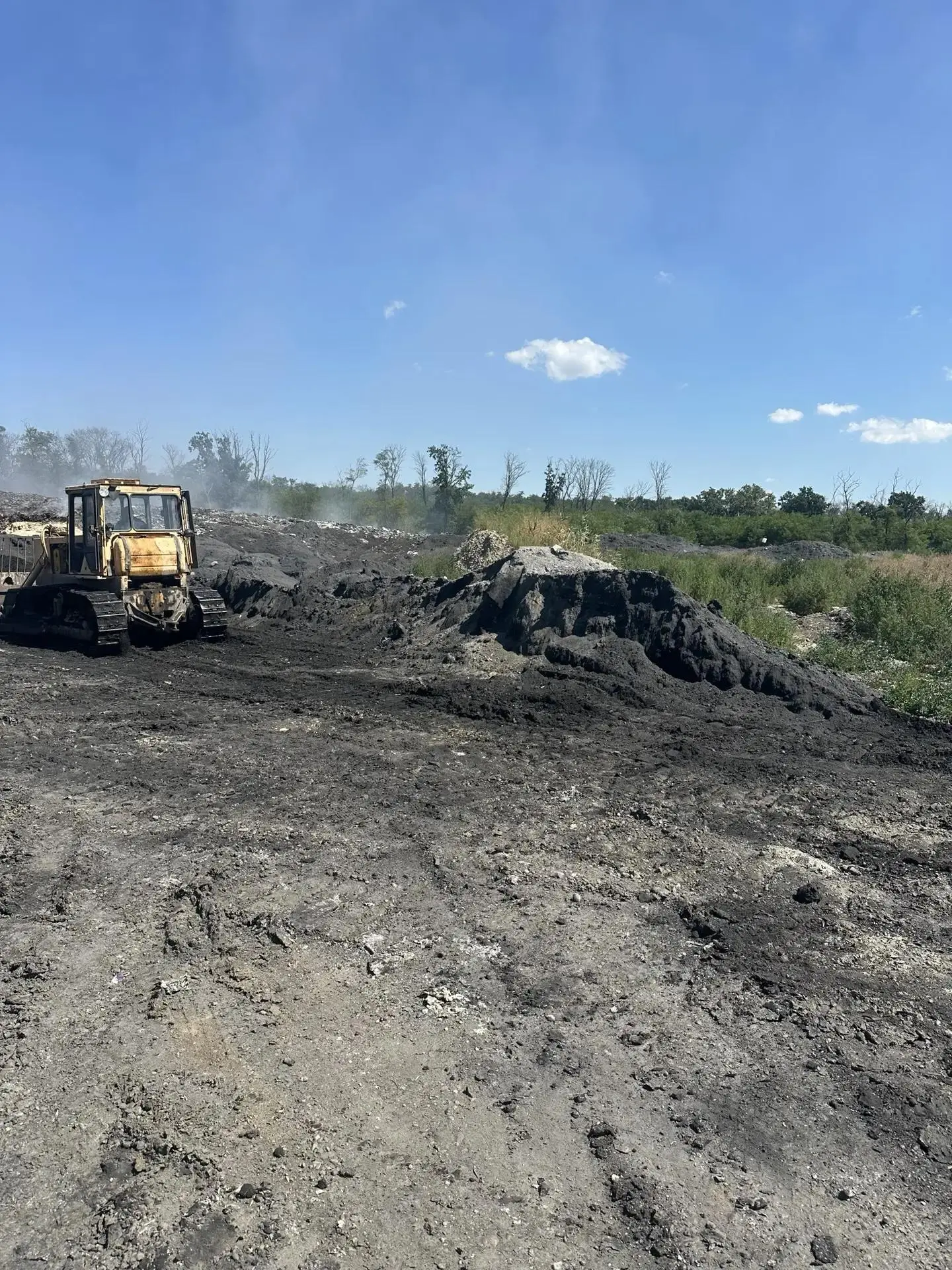🚜 В промзоне Кропоткина продолжается борьба с возгоранием на закрытой свалке.