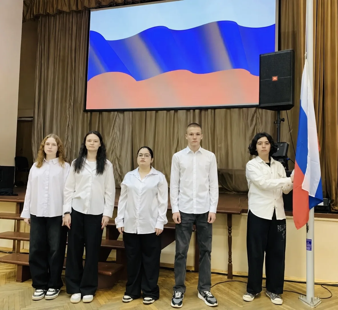 В нашей школе состоялась торжественная церемония поднятия флага 🇷🇺  Почётное право поднять флаг было