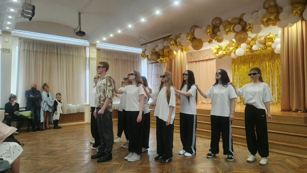 🎉 Сегодня прозвенел Последний звонок для наших одиннадцатиклассников! 🔔✨  Это был огромный, яркий и 