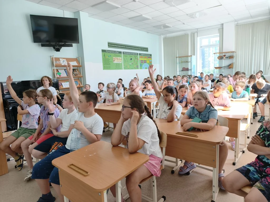 🇷🇺 День России в пришкольном лагере «Город Солнца» МОУ СОШ № 50 🇷🇺

Сегодня в лагере ярко отмети