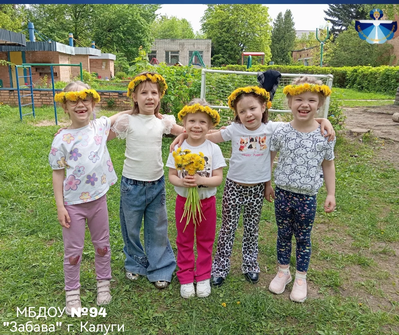 🌼🌼🌼СОЛНЫШКО НА НОЖКЕ🌼🌼🌼

Носит одуванчик
Жёлтый сарафанчик. 
Подрастёт, нарядится
В беленькое 