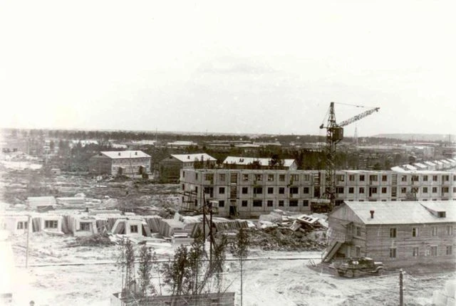 Строительство первых панельных домов в районе НГДУ. 1966-67 годы.
