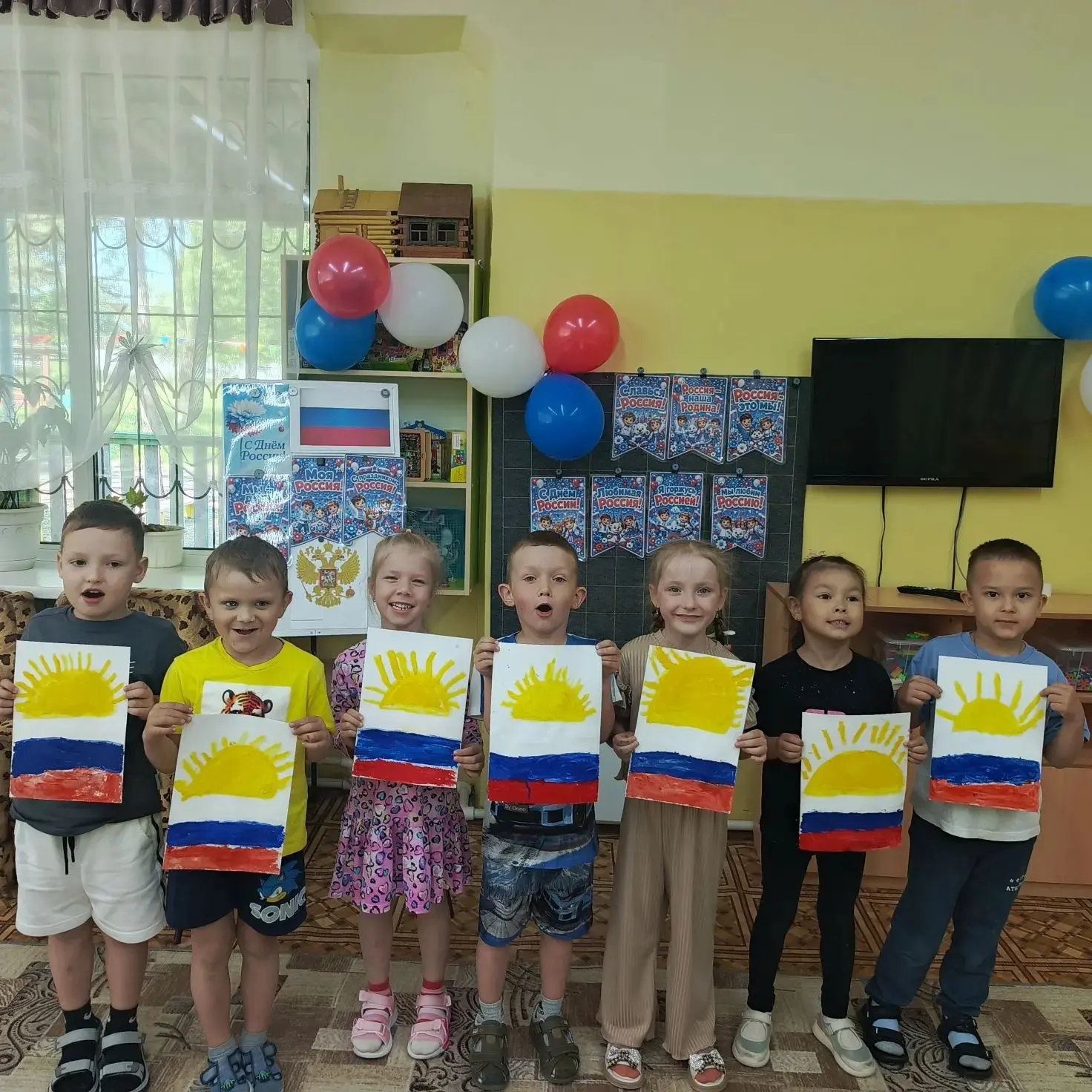 12 июня - День России🇷🇺🇷🇺🇷🇺
Рисование "Флаг России!"👫🇷🇺🌞🤝 - дети средней группы N 7.
Восп