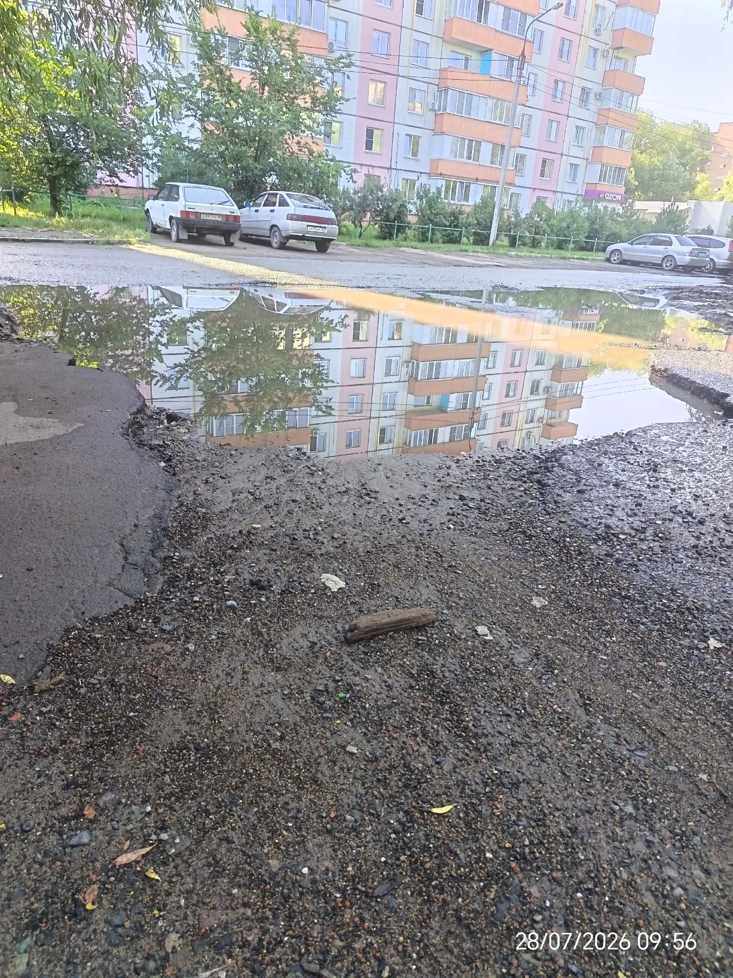 Здравствуйте, напротив дома по ул. Малиновского 6/2 яму администрация обещала заделать в июне, потом