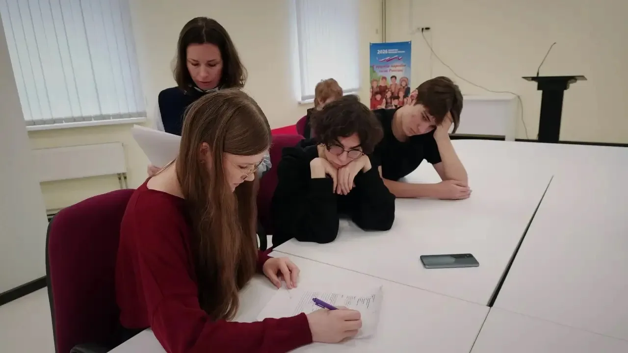 На днях наши девятиклассники превратились в настоящих исследователей. Две команды сразились в захват