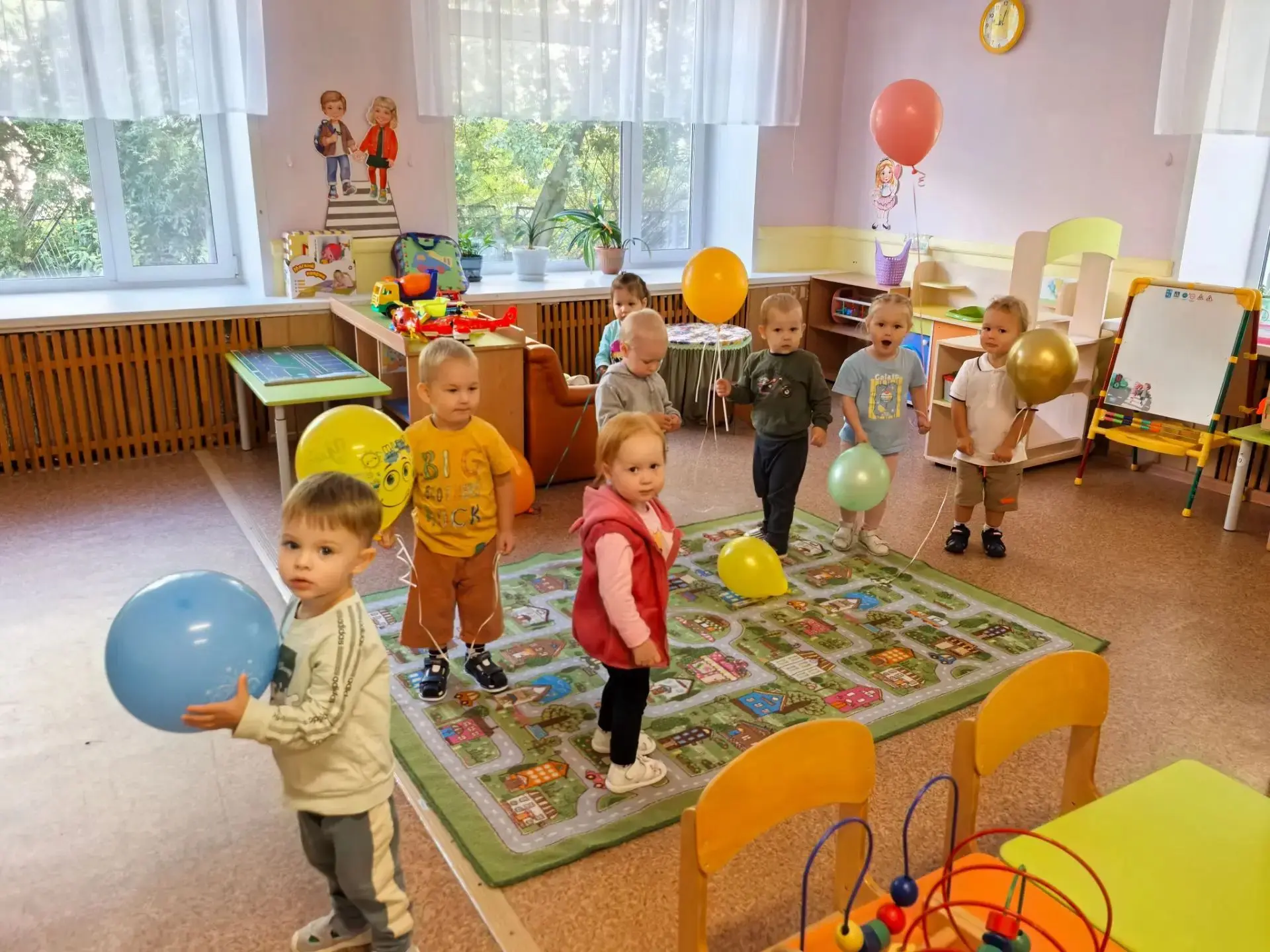 Первые дни в яслях немного волнительные, очень трогательные, но уже наполненные маленьк...