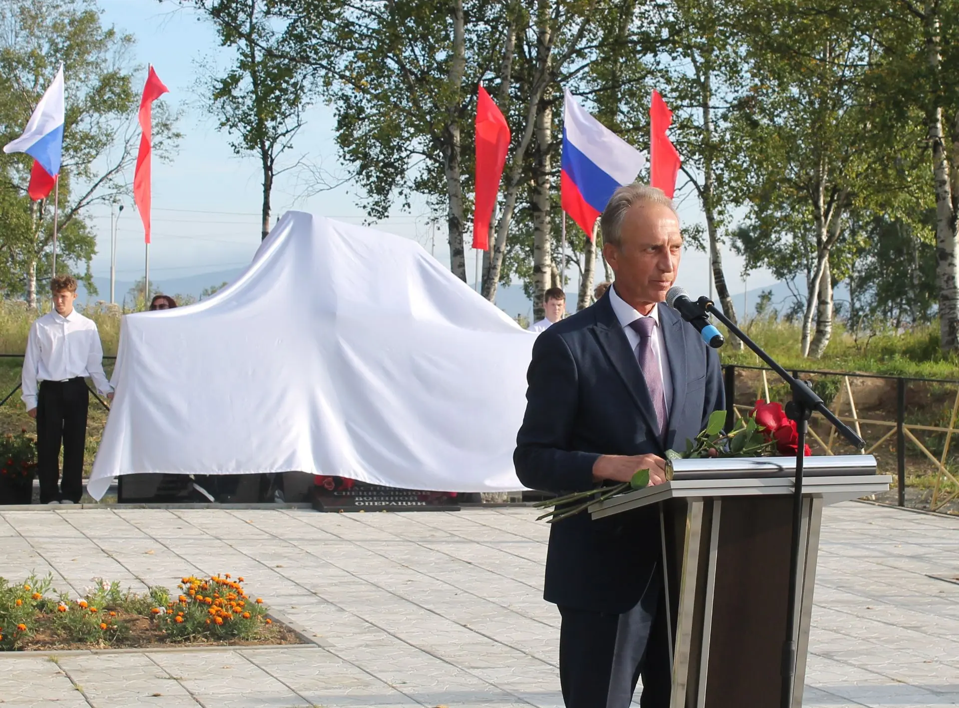 🇷🇺В центре посёлка Заветы Ильича состоялось торжественное открытие памятника участник...