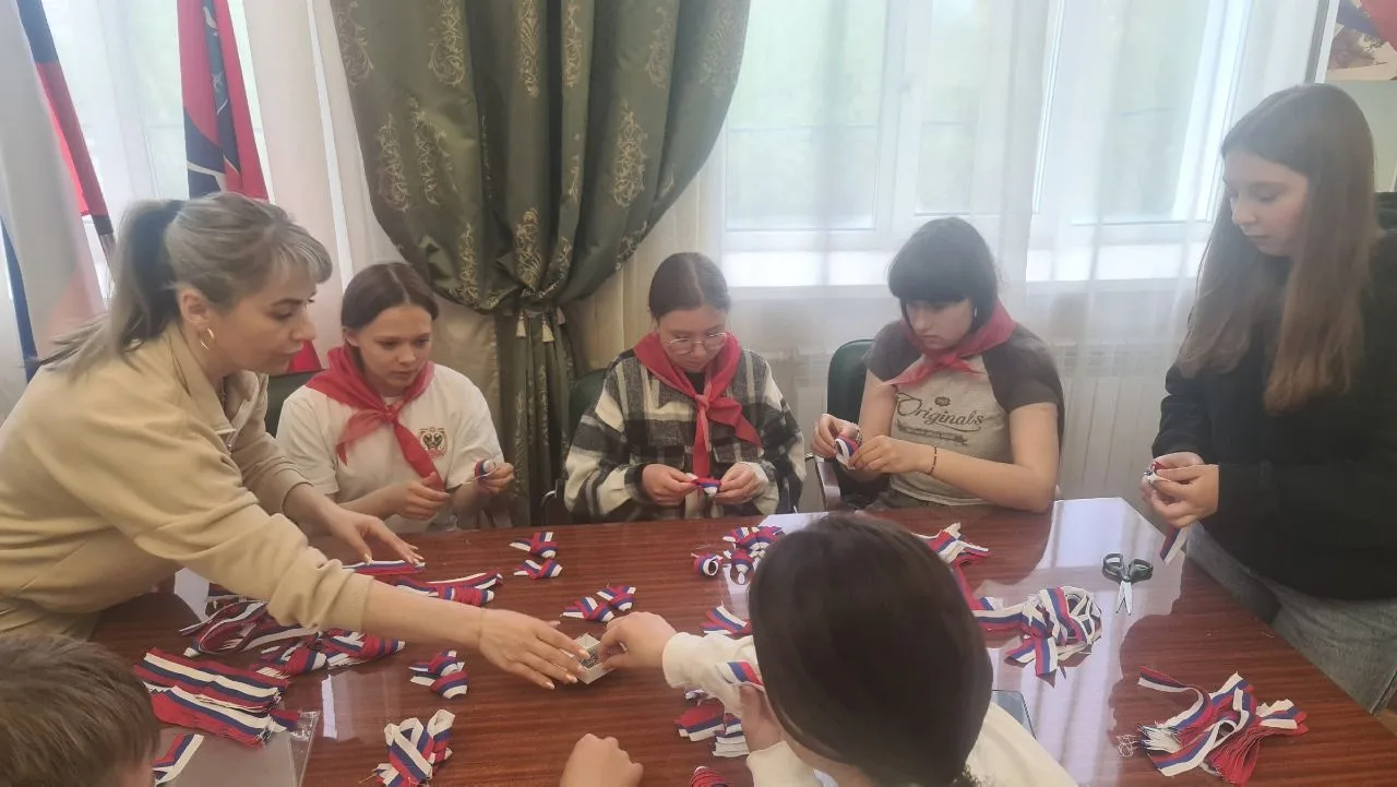 ✂️🇷🇺 Сделано с душой и заботой: как «Первые» готовились к акции «Российский триколор»!

Большим де