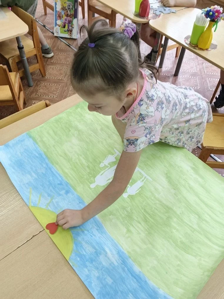 Ребята из средней группы №1 подготовили к празднику особенную работу — коллективный пла...