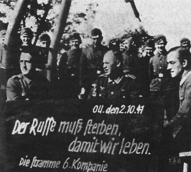 Коллективная фотография военнослужащих вермахта. На школьной доске написано мелом «Русс...