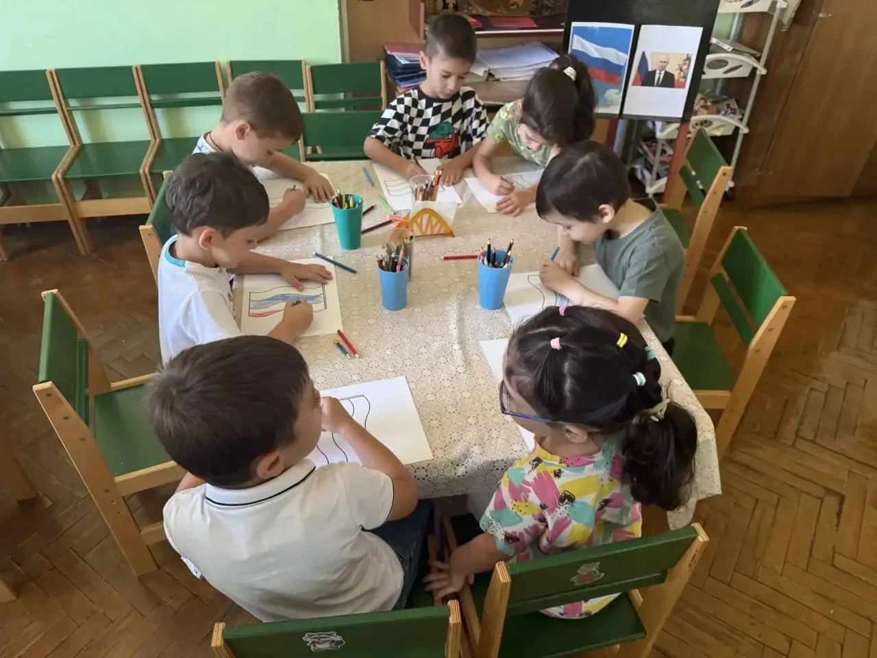 В средней группе состоялось тематическое занятие, посвящённое «Дню Государственного фла...