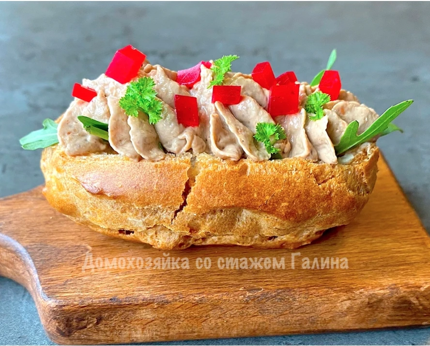 Профитроли с нежным паштетом и ярким ягодное желе 
Сочетание нежного печеночного паштета и легкой ки