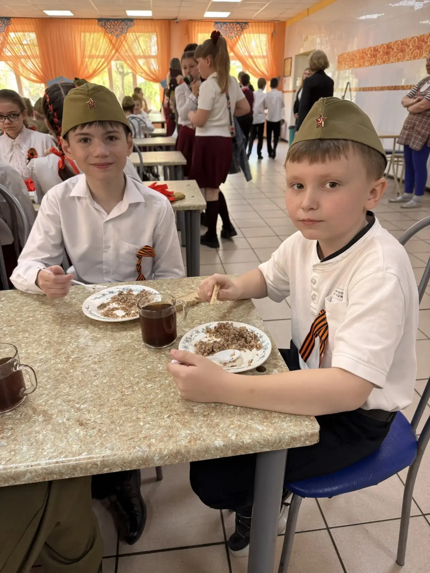 🥣 Вкус истории: в нашей школе прошла акция «Солдатская каша»!  Накануне 81-й годовщины Великой Побед