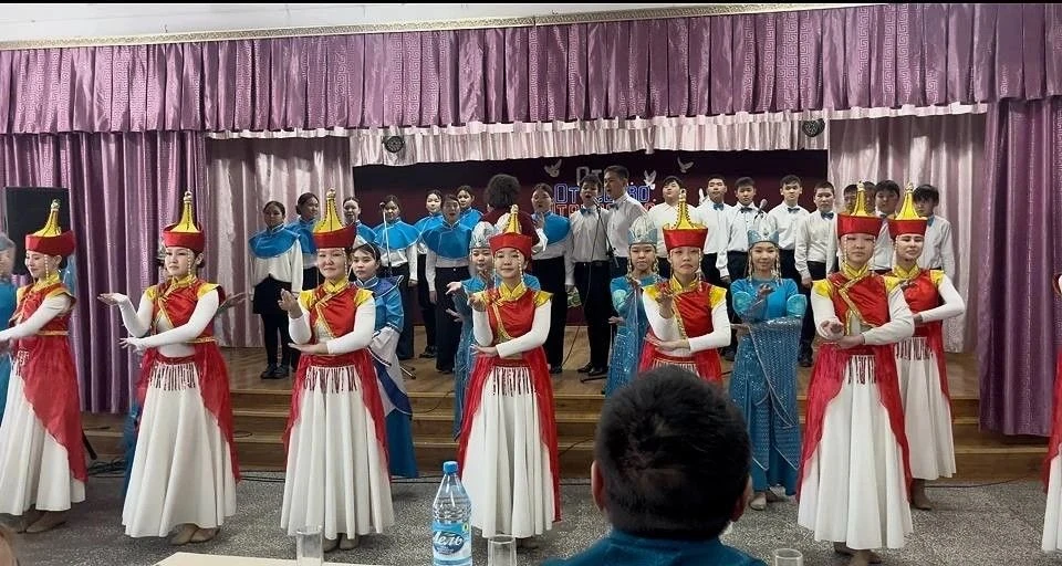 Сүктер-Шимет Ондар: Немелде өөредилгениң байырлалынга чараш ырыны бараалгадыр мен  Кызыл хоорайның 9