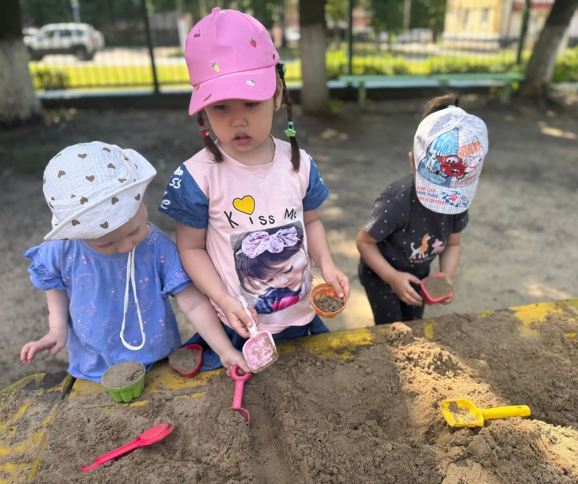 Одним из самых любимых занятий детей в детском саду на прогулке является игра в песочнице. В ней мож