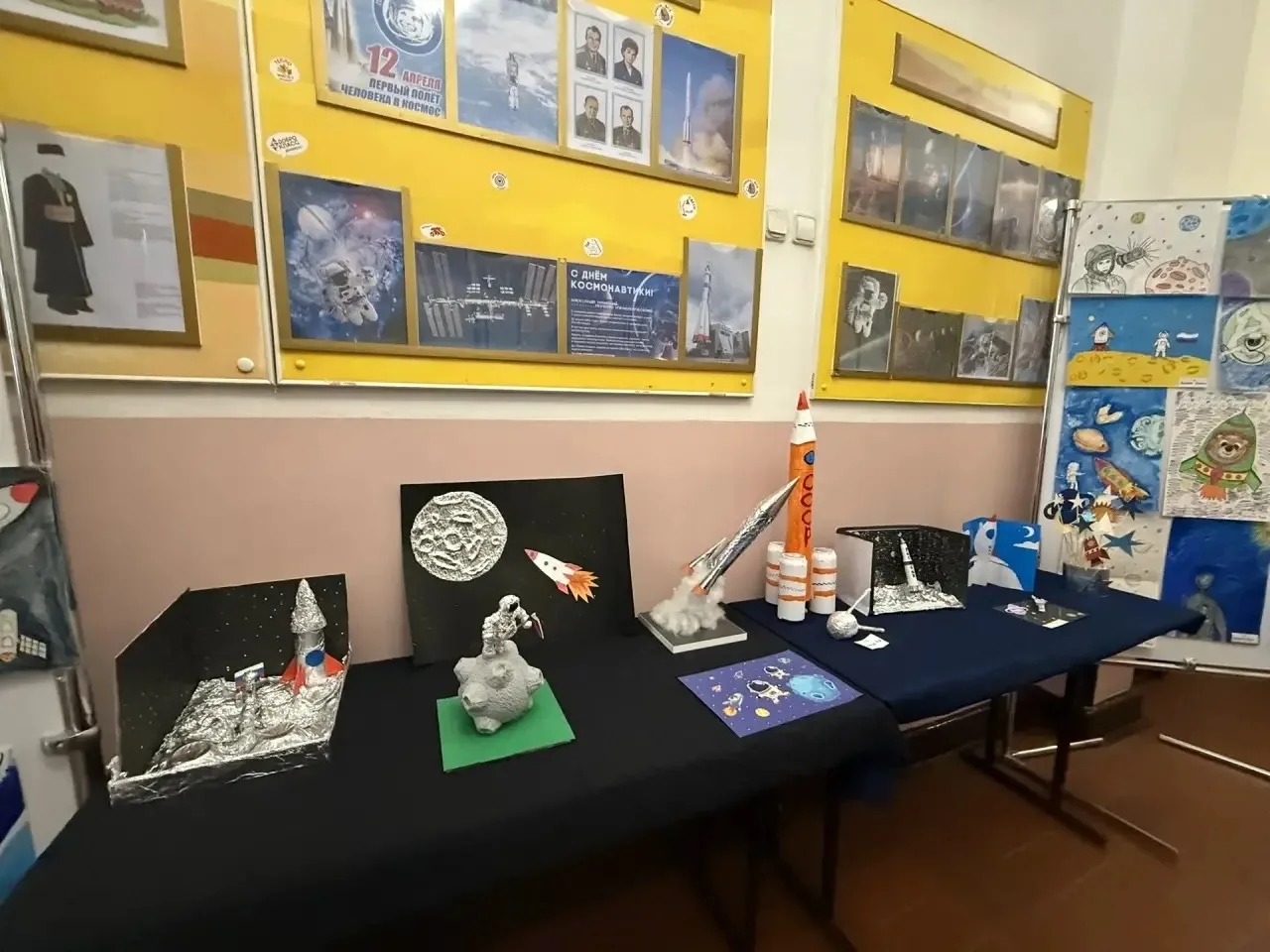 💫В рамках Недели космоса во 2 корпусе гимназии проходит выставка рисунков и поделок учащихся «Космос