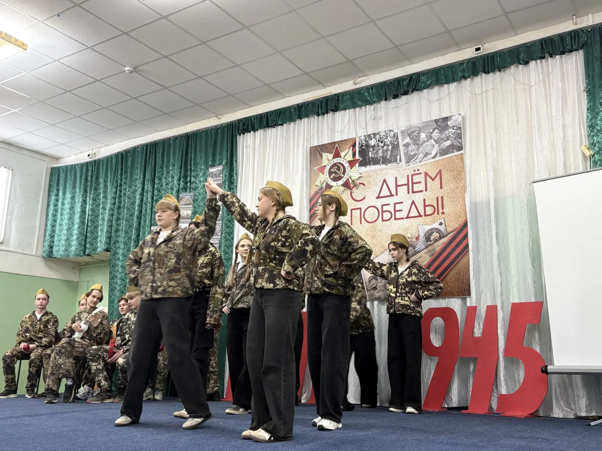 В школе с большим успехом прошёл фестиваль инсценированной военной песни «Песни в солда...