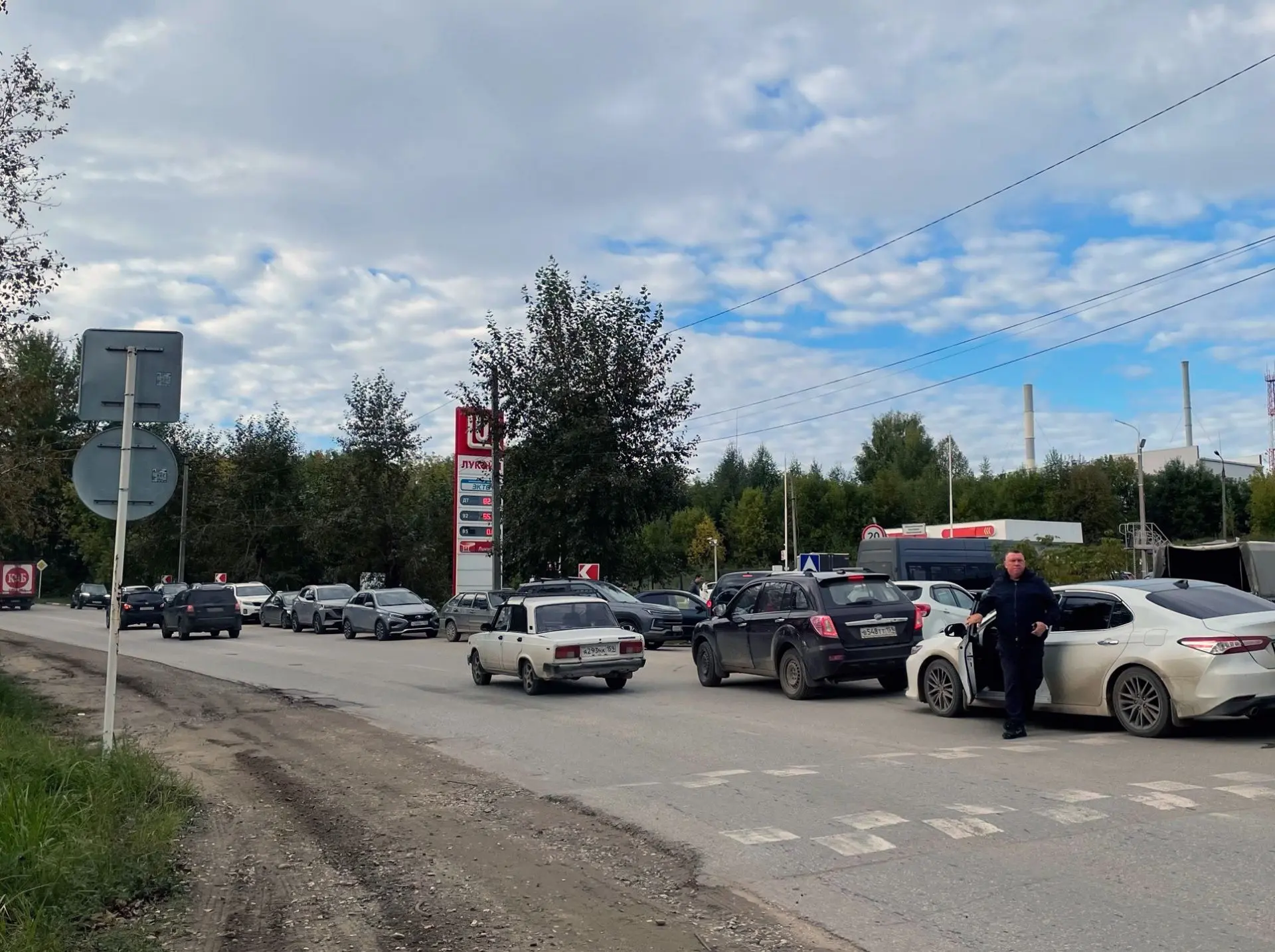Жители Полазны просят ГАИ навести порядок на АЗС: водители выстраиваются против движени...