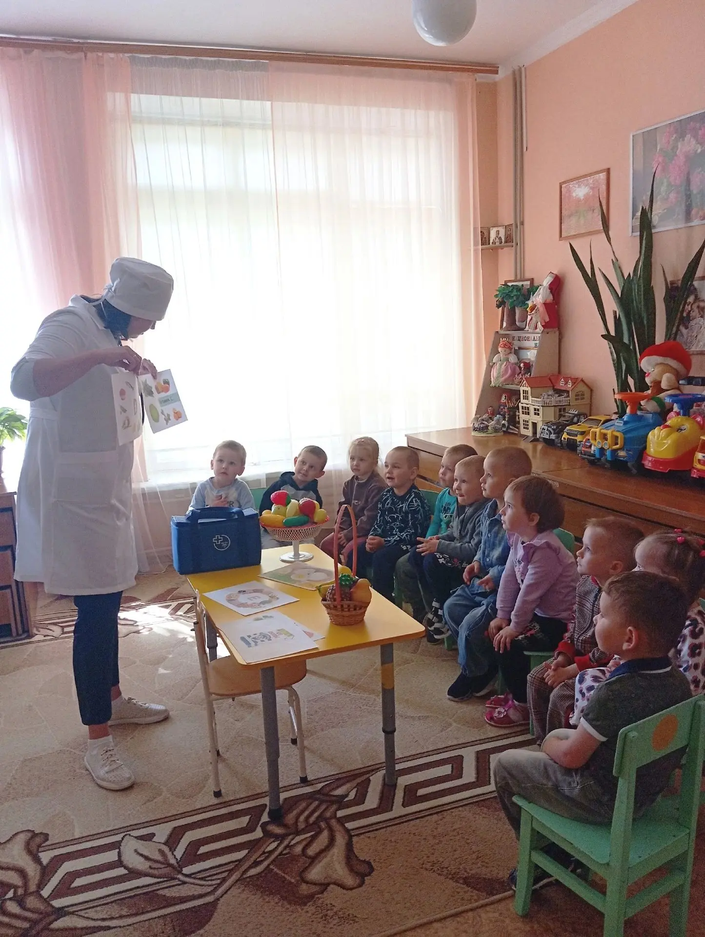 В средней группе "Радуга" прошёл День здоровья "В гости к Айболиту". Главным гостем был добрый докто