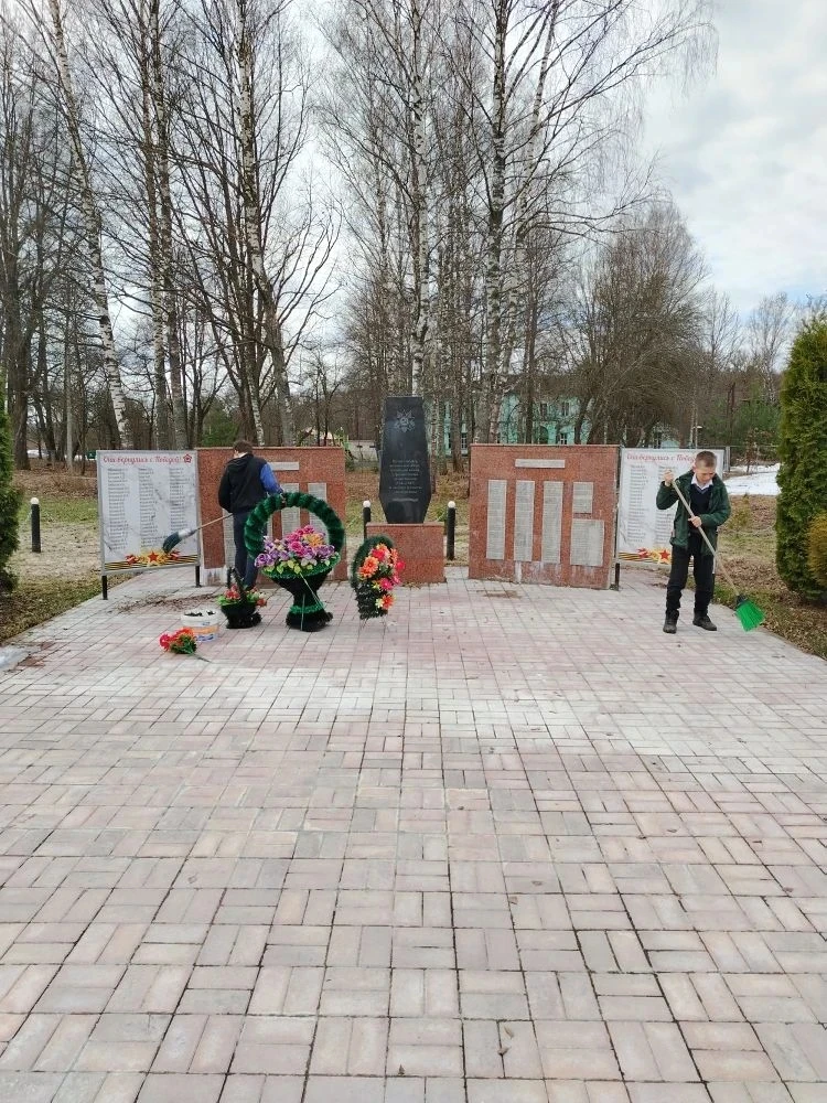 Пришло время апрельских субботников. Ученики 7 класса первым делом приводят в порядок площадки у мем