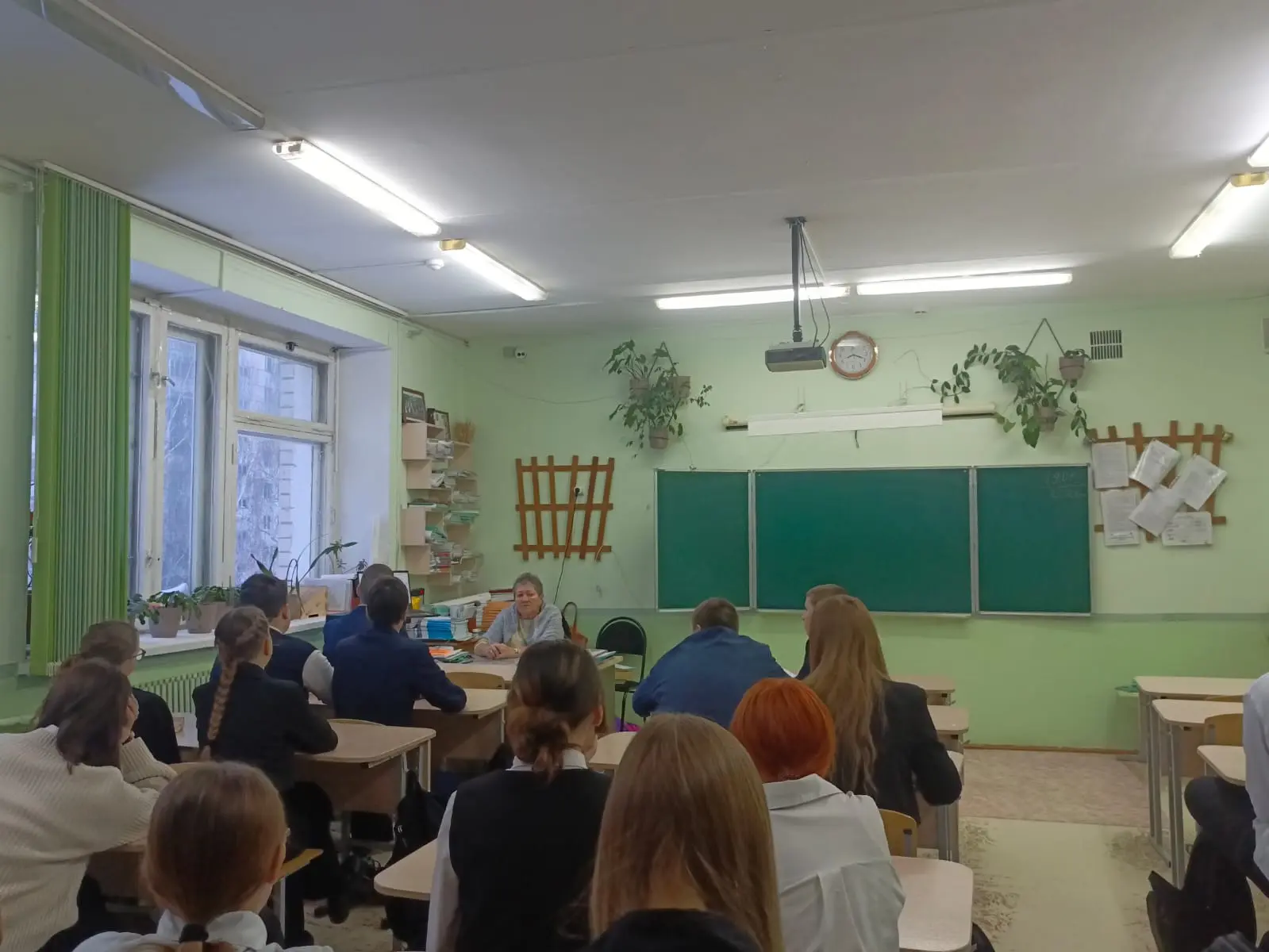 Новая учебная неделя в нашей школе традиционно началась с торжественного выноса флагов и исполнения 