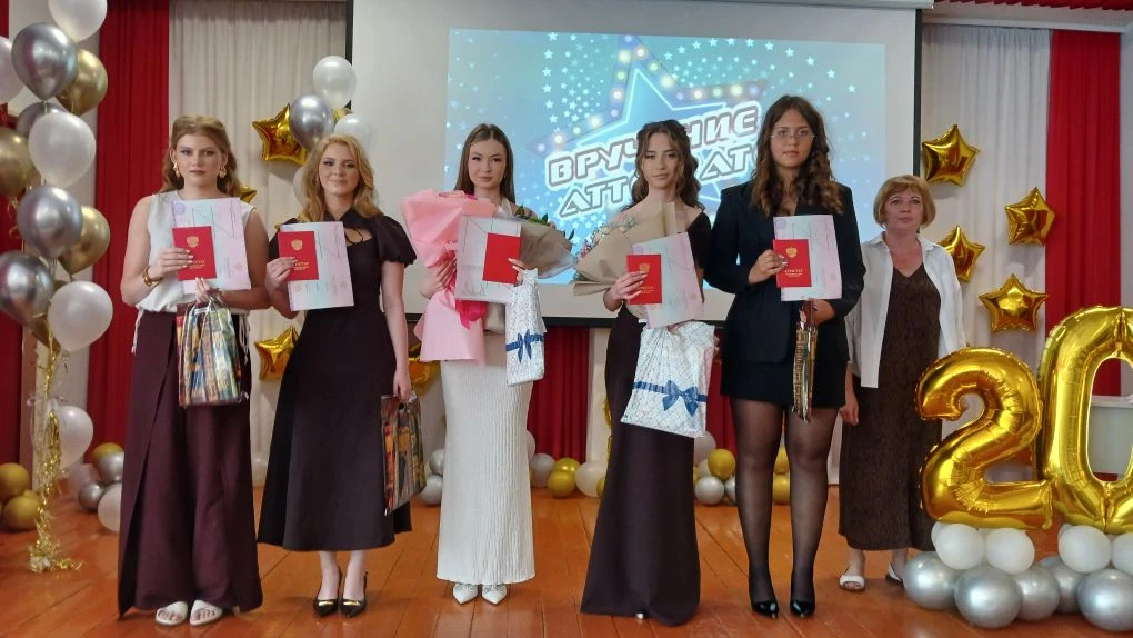 🎉 Торжественное вручение аттестатов выпускникам 9‑х классов! 🎉

Вот и состоялся в нашей школе особ