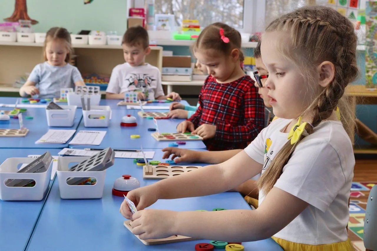 🧩 Моторика, память и LEGO: чем заняты ребята в Андреевском корпусе?   Сегодня заглянем на занятие по