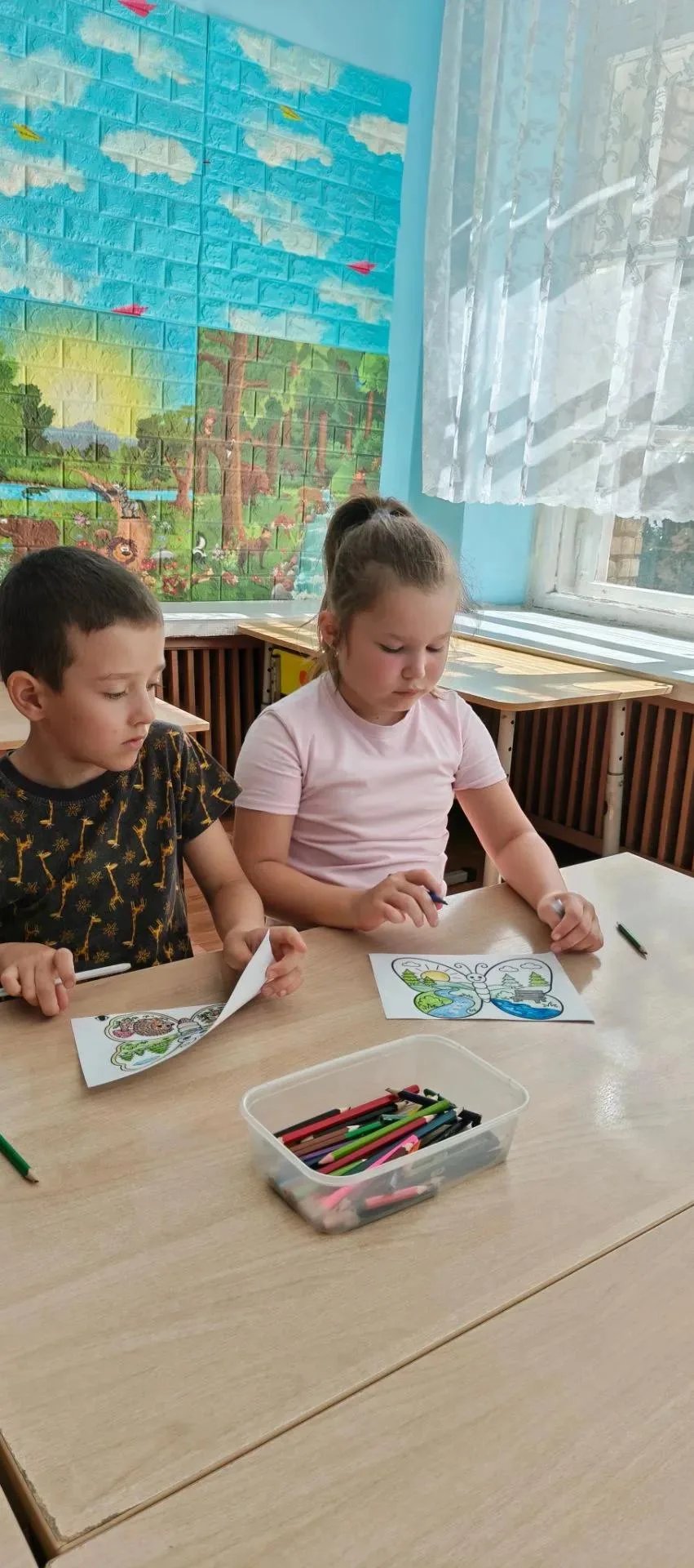 Ребята из групп №№ 6,11,17 сегодня изготовили поделку - бабочку. На улице лето и красавицы бабочки п