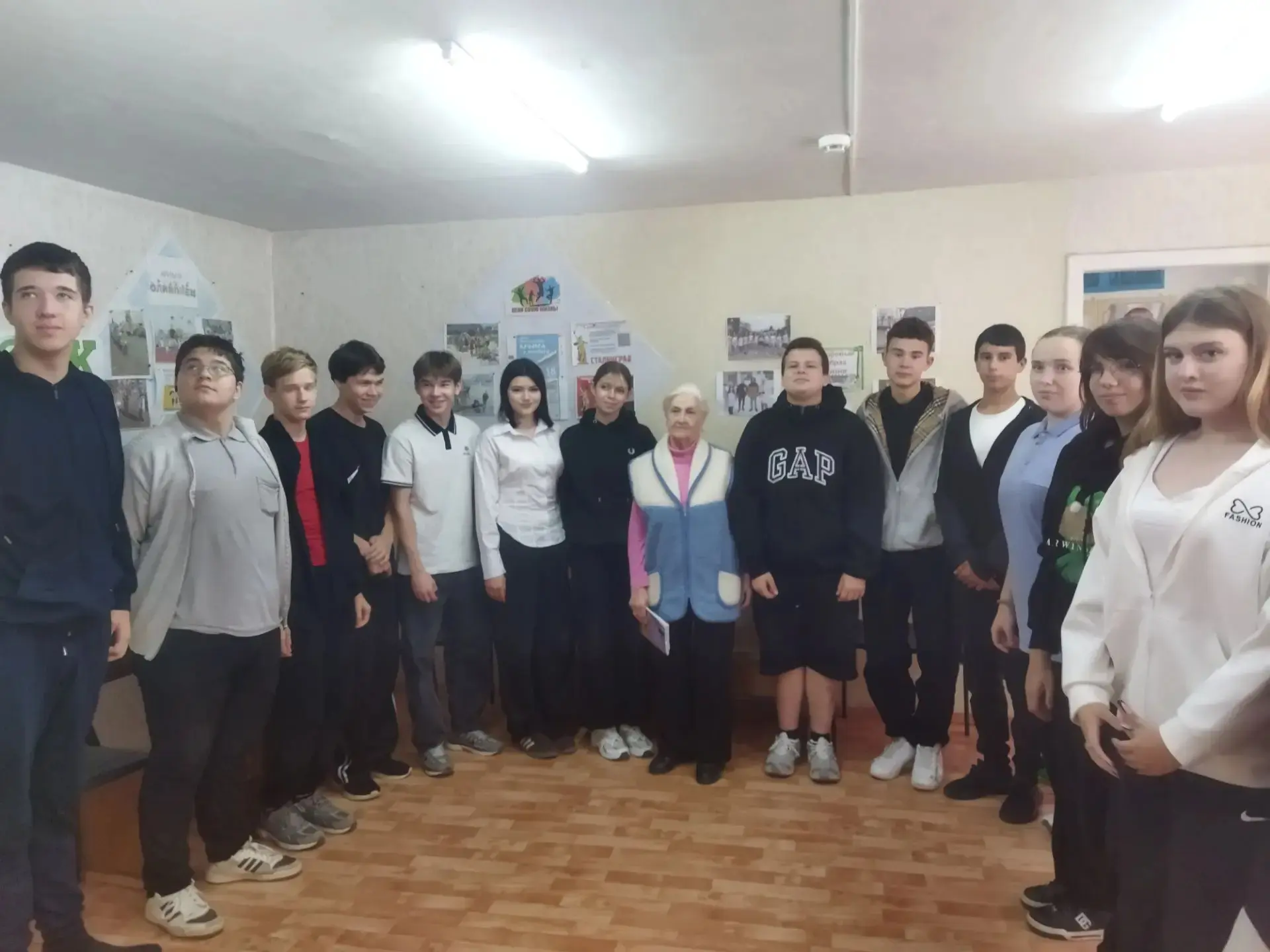 «Связь поколений: 9 «Б» поздравляет Веру Петровну Сягайло!»