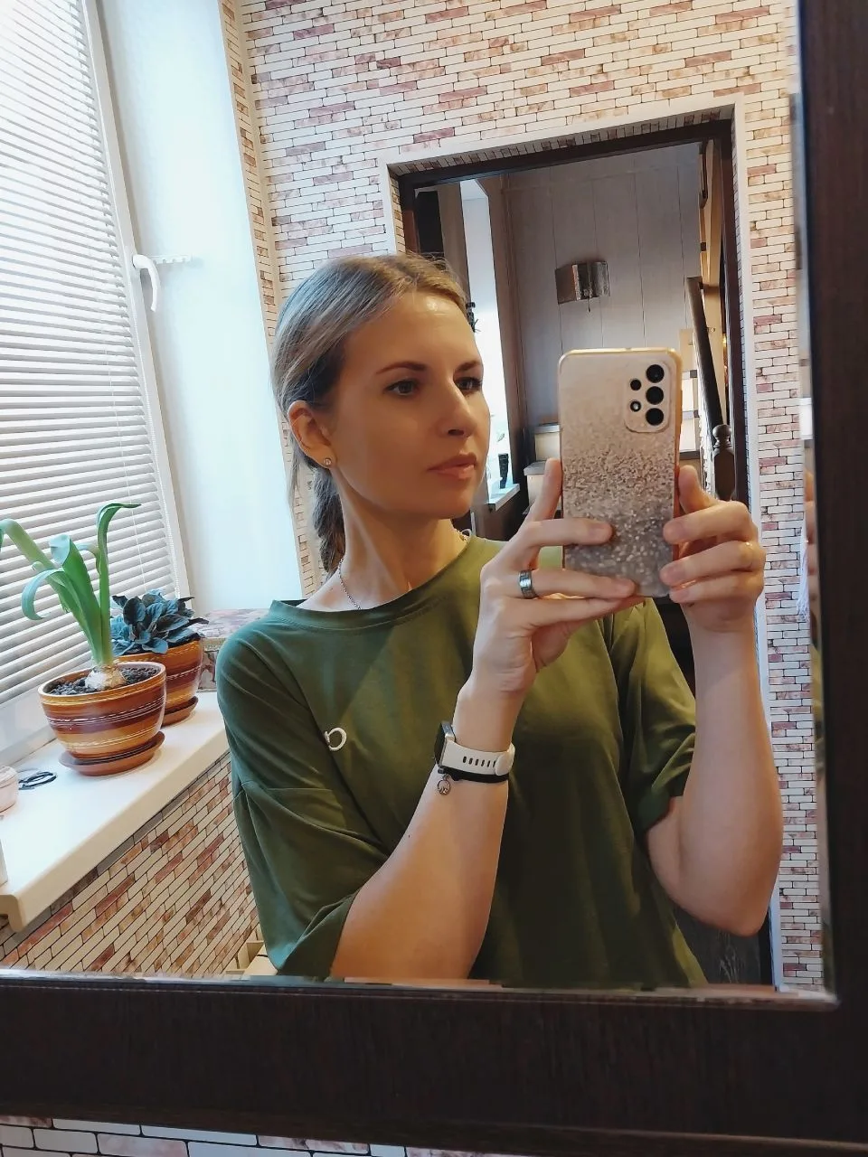 Синие ирисы смотрят в окно,