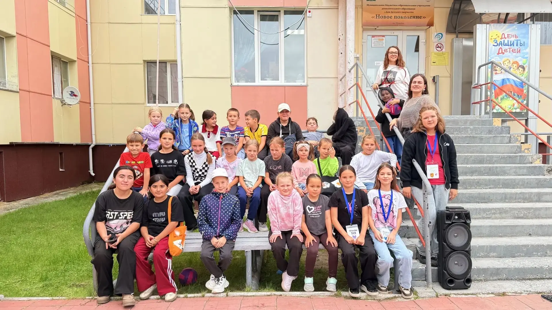 Дворовая площадка превращается в центр вселенной! Сегодня наши ребята устроили настоящи...