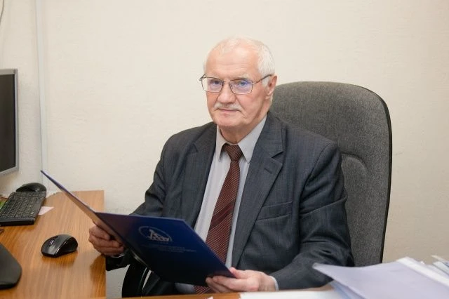 Более полувека - в альма матер. Доценту УГТУ Евгению Девальтовскому 75 лет

Сегодня, 18 июня, свой ю