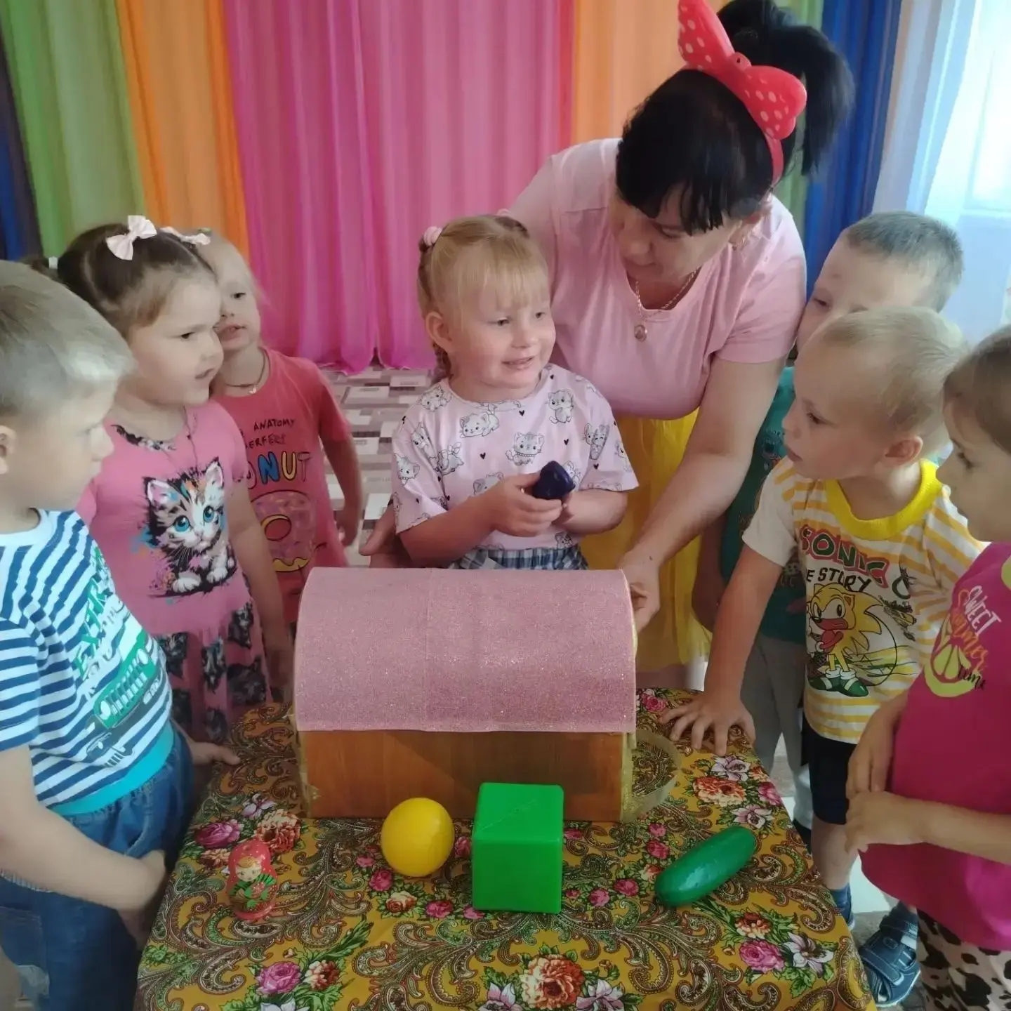 Сегодня у нас в детском саду особенный день - День загадывания загадок! 

В младшей группы прошёл на