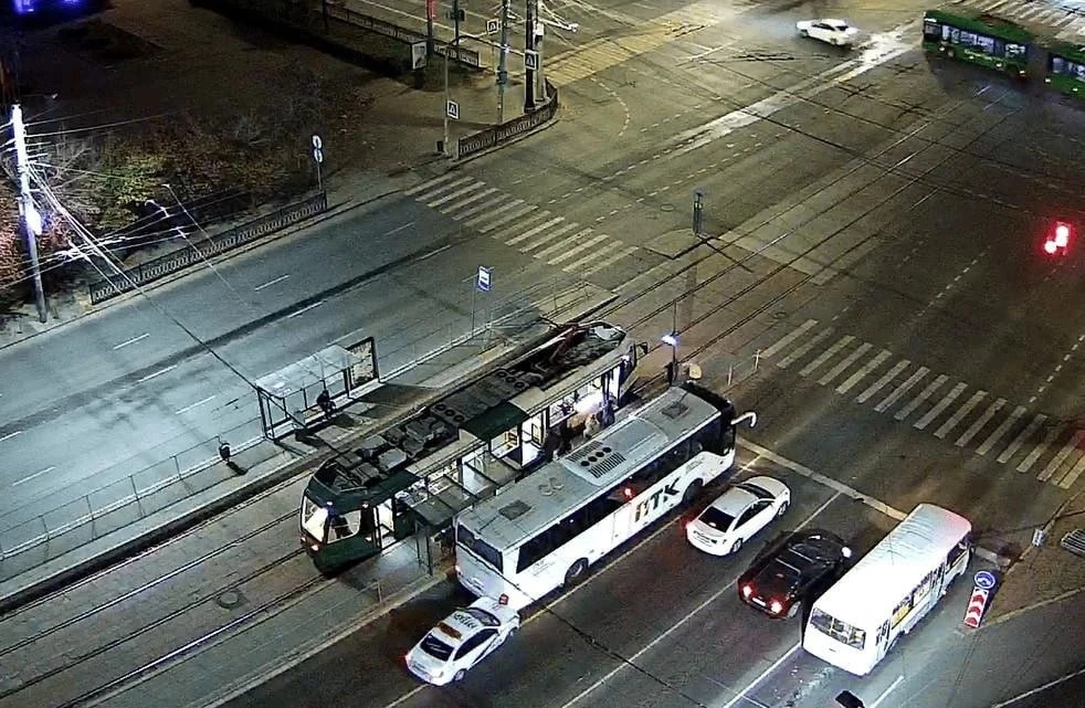 Утром «Лада Гранта» с мигалками врезалась в автобус на Алом Поле
