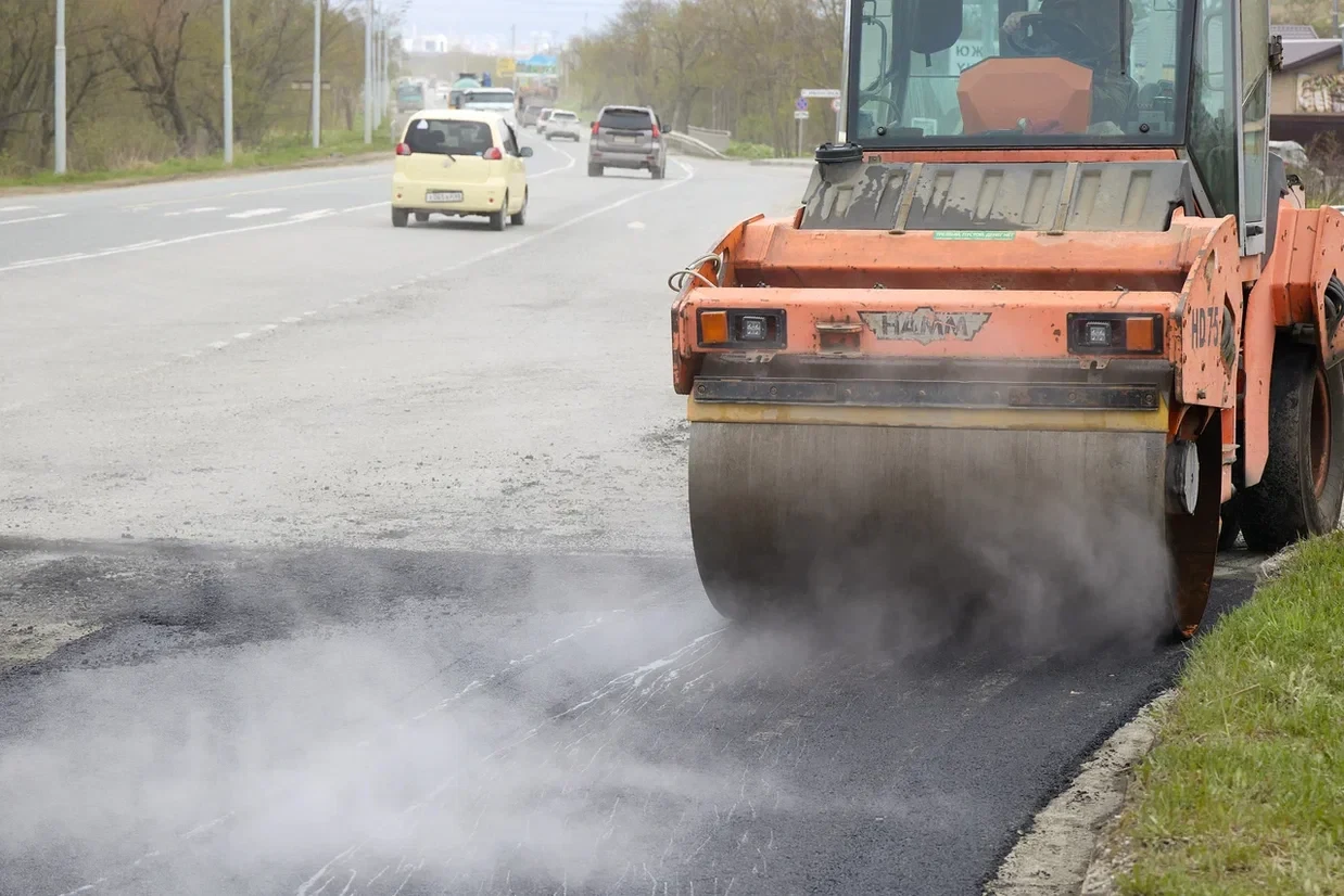🚧 Дорожные службы продолжают обновлять асфальт в Южно-Сахалинске   Сейчас активные работы идут на ул