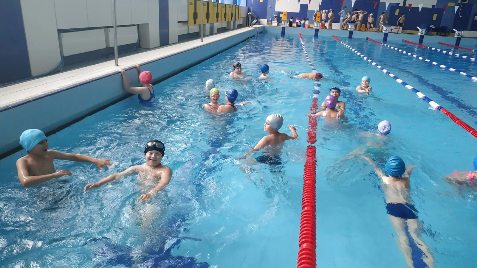 🏊‍♀️Ура!!! Наконец-то лето, и наши ребята снова посещают городской бассейн. Эта традиция в нашем ла